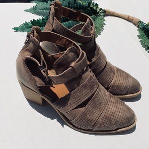 Charlotte Russe heeled booties brown size 9 NWT
